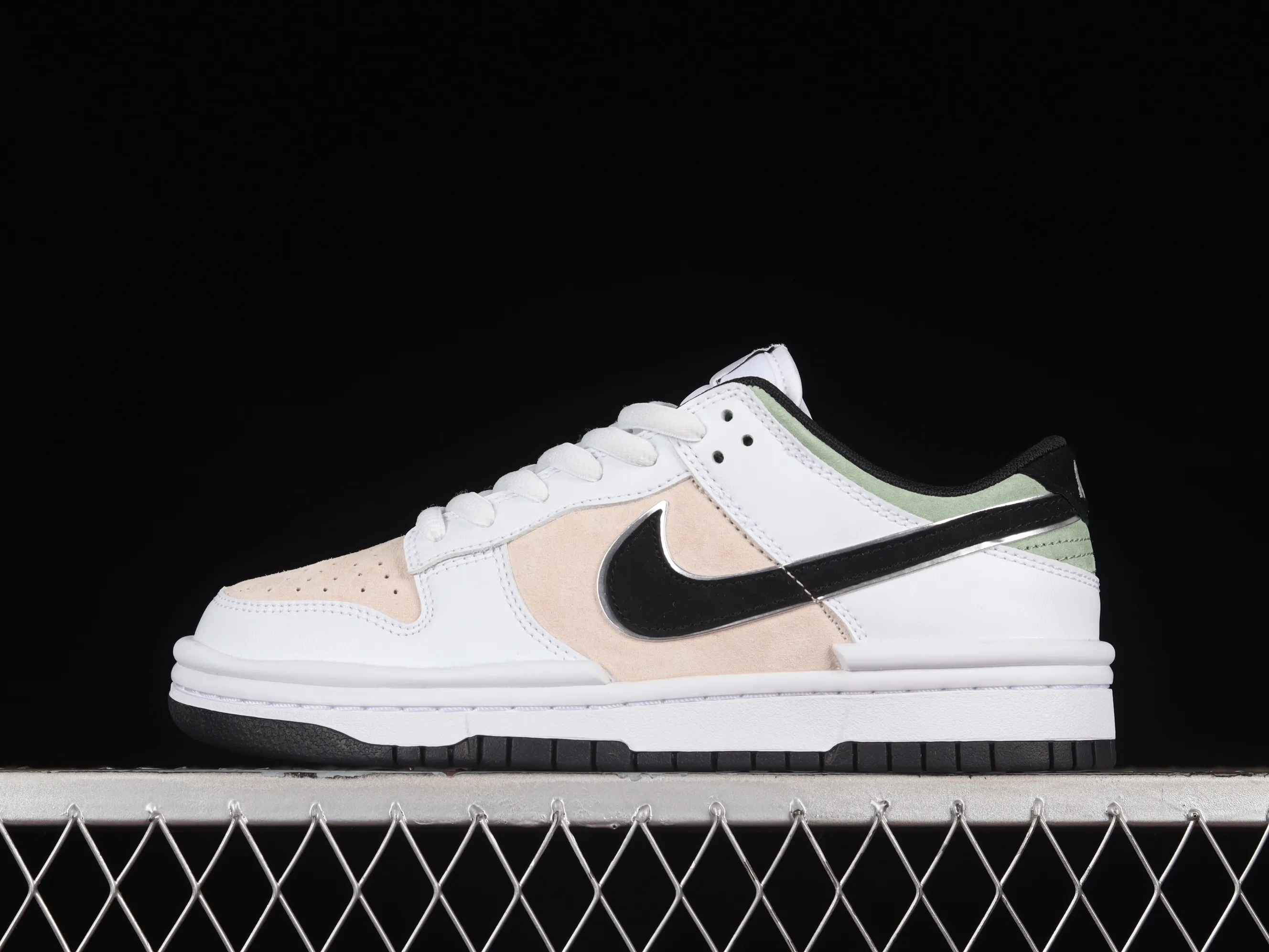All Categories Nk SB Dunk Series Nk SB Dunk Low Low-top sneakers Otomo Katsuhiro x Nk SB Dunk Low "Steamboy OST" Otomo Katsuhiro co-branded SB low-top sports and leisure sneakers DZ2794-888
